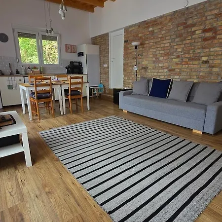 Apartment Voeroes Patak Apartmanhaz -red Creek Apartmant House