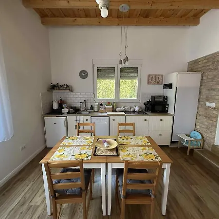 Lejlighed Voeroes Patak Apartmanhaz -red Creek Apartmant House Balatonfůzfő