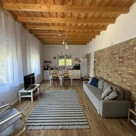 Voeroes Patak Apartmanhaz -red Creek Apartmant House Balatonfuzfo