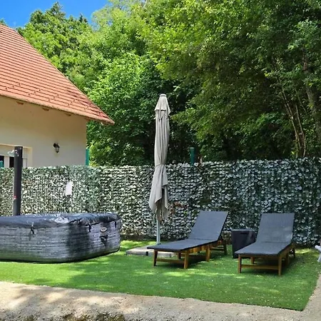 Voeroes Patak Apartmanhaz -red Creek Apartmant House Balatonfůzfő