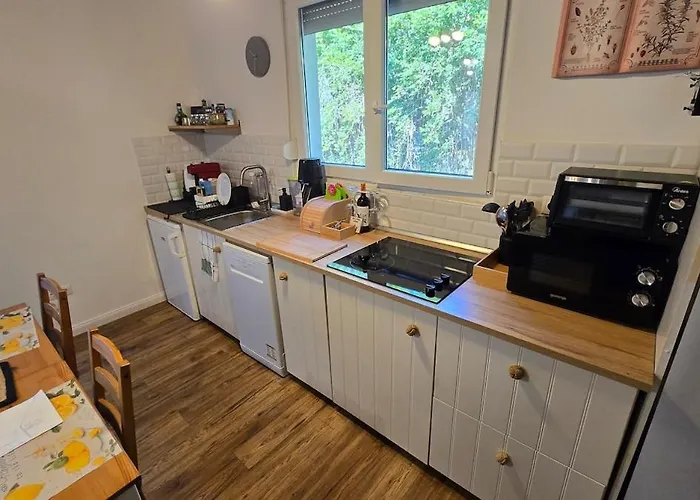 Voeroes Patak Apartmanhaz -red Creek Apartmant House דירה