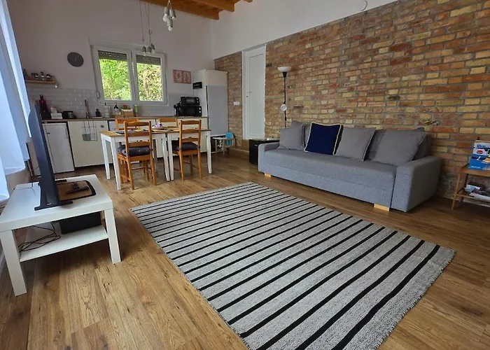 Apartment Voeroes Patak Apartmanhaz -red Creek Apartmant House