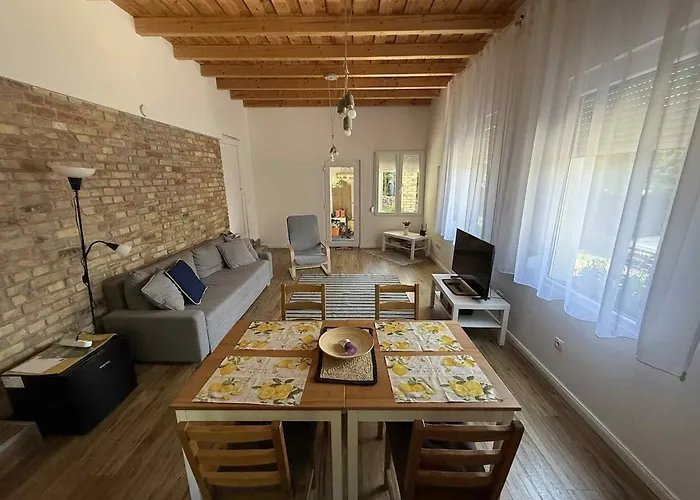 Voeroes Patak Apartmanhaz -red Creek Apartmant House דירה *