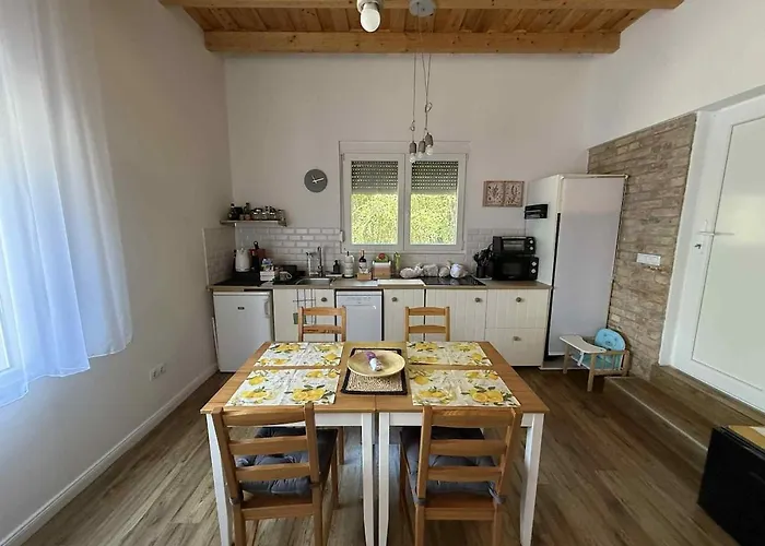 Apartment Voeroes Patak Apartmanhaz -red Creek Apartmant House Balatonfuzfo